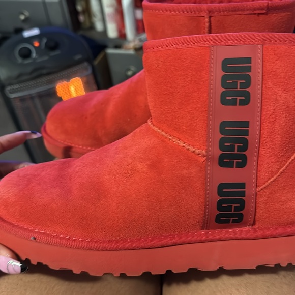 Ugg - Picture 2 of 2